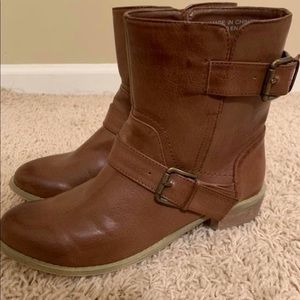 Women’s tan buckle boots